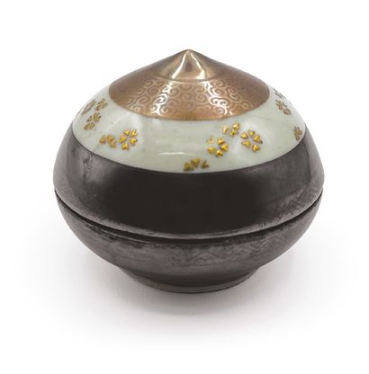 JAPON - Début XXe siècle Boite en forme de tama en porcelaine émaillée polychrome...