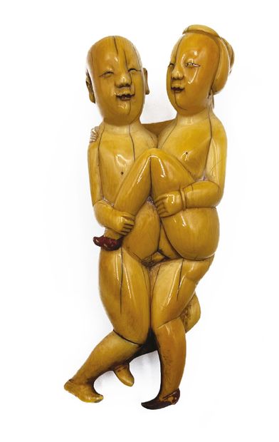CHINE - XVIIe/XVIIIe siècle Couple à l'amour en ivoire à patine jaune, les pieds...