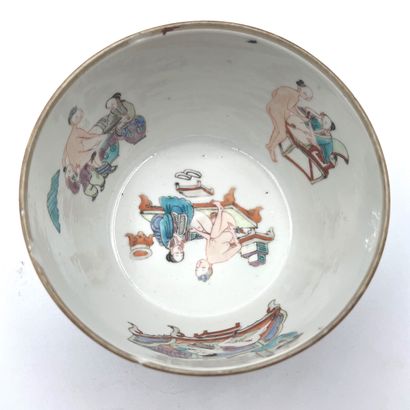 CHINE - Fin XIXe siècle Pot couvert en porcelaine blanche émaillée polychrome à décor...
