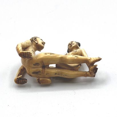 CHINE - XIXe siècle Groupe en ivoire, couple nu l'homme souriant assis les jambes...