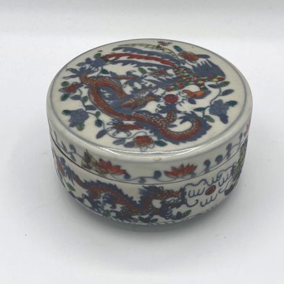 CHINE - MILIEU XXE SIÈCLE Round porcelain box decorated in blue underglaze, and polychrome...