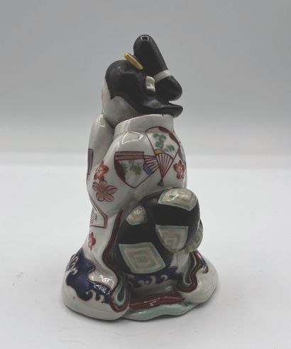 JAPON, Imari - Époque MEIJI (1868 - 1912) Okimono en porcelaine émaillée rouge, or...