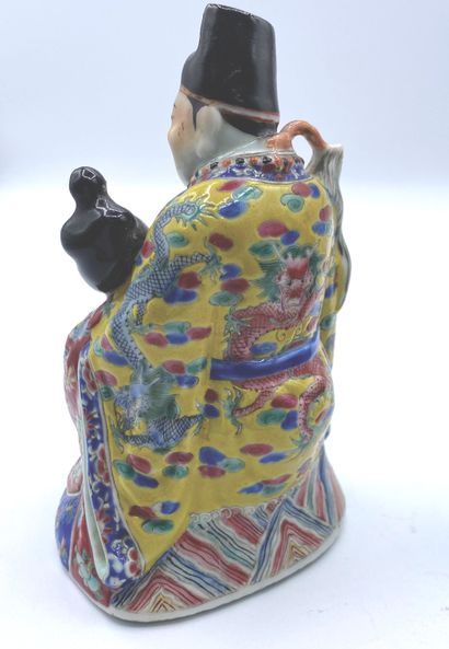 JAPON - XXe siècle Verseuse en porcelaine émaillée polychrome en forme d'un couple,...