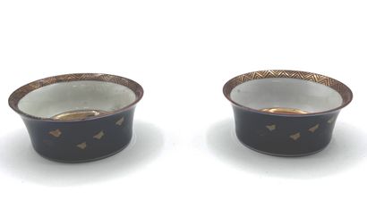 JAPON, FOURS DE KUTANI - DÉBUT XXe SIÈCLE Deux coupes en porcelaine émaillée polychrome...