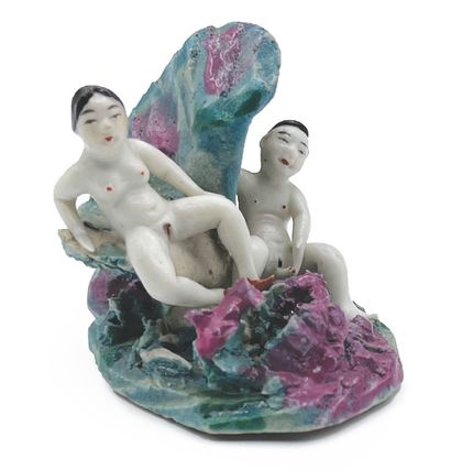 CHINE - Epoque de la République - MINGUO (1912 - 1949) Bisque group, naked couple...