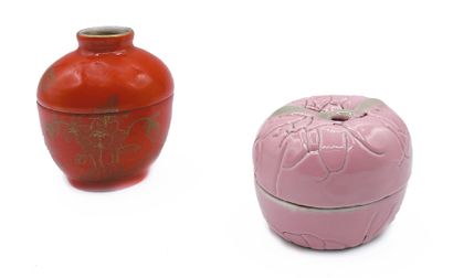 CHINE - XXe siècle Set including a pink enameled porcelain box in the shape of a...