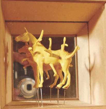 null Vincent Bizien 

Sculpture boîte miroir comprenant un cheval en plastique. 

H_12...