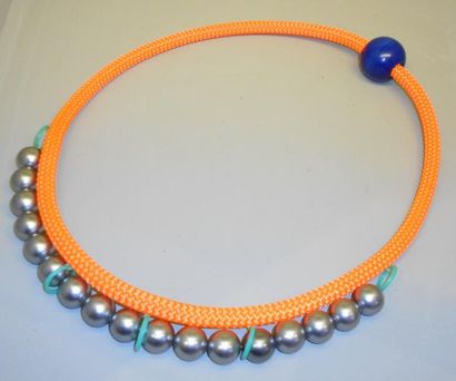 null COLLIER Corde d’escalade, perles plastique, perle bois.2009.Pièce unique.
Diam_34...