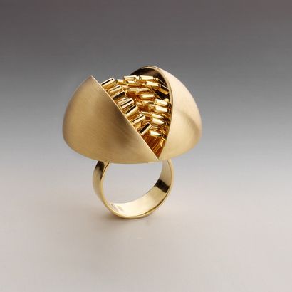 null 
POL BURY (1922-2005)




Kinetic, 2005




Bague demi-lune en or jaune 18k....