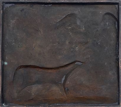 null Plaque en bronze patinée représentant une panthère et un vautour Ecole française...