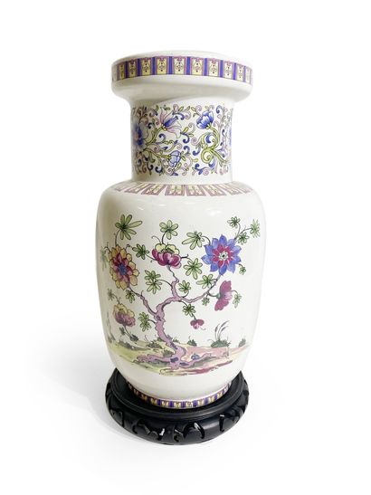 null Vase en porcelaine à décor de prunus et personnages. Chine, XXe siècle (accident...
