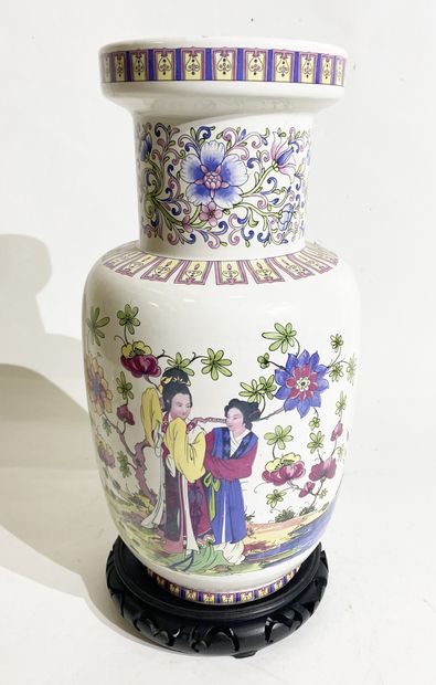 null Vase en porcelaine à décor de prunus et personnages. Chine, XXe siècle (accident...