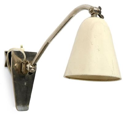 ALVAR AALTO (1898-1976) Lampe de chevet Paimio 5268 Métal laqué blanc et laiton chromé...