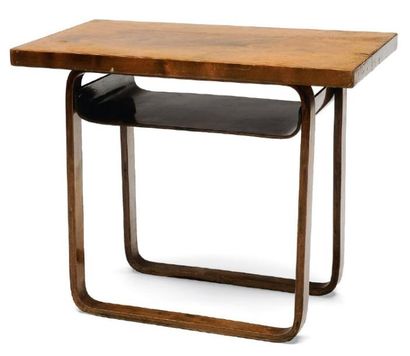 ALVAR AALTO (1898-1976) Table à cadre fermé Bouleau et contreplaqué courbé et laqué...