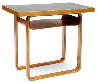 ALVAR AALTO (1898-1976) Table à cadre fermé Bouleau et contreplaqué courbé et laqué...