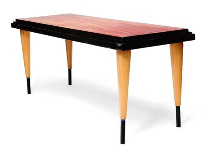 BOREK SIPEK (Né EN 1949) Commande spéciale. Table rectangulaire en bois clair et...