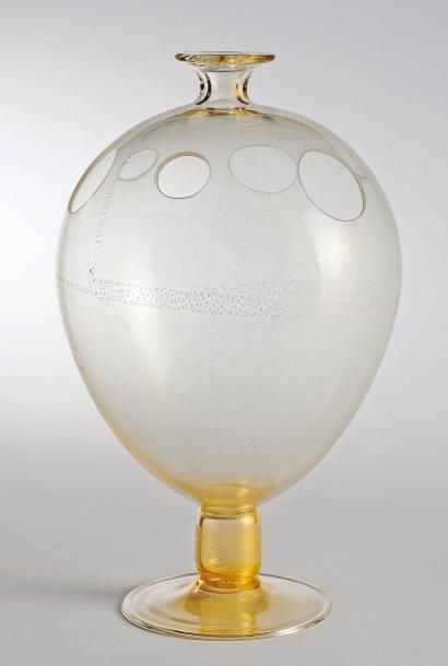 MATTEO THUN (Né EN 1952) Épreuve d'artiste Vase en verre de Murano soufflé et coloré....