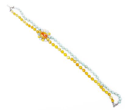 null Collier composé de 2 rangs de perles de pierres dures bleues et jaune teintées,...