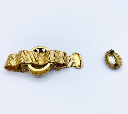 null Demi-parure en métal doré, composé d’un bracelet et d’une broche, l’ensemble...