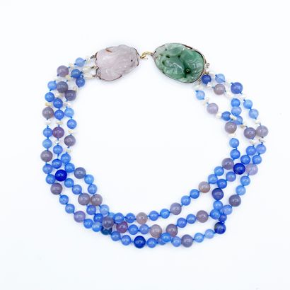 null Collier composé de 3 rangs de perles de calcédoine bleue alternées de quartz...