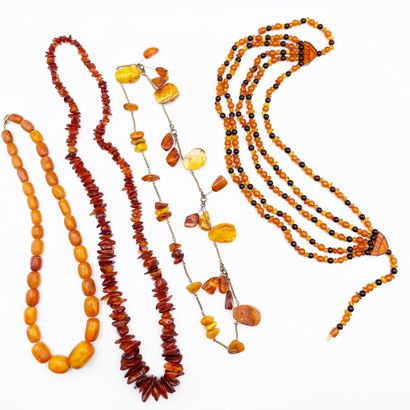 null Lot composé de 4 sautoirs en perles d’ambre et métal, l’un des colliers constitué...