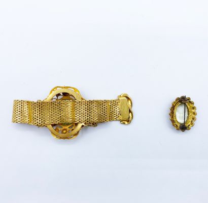 null Demi-parure en métal doré, composé d’un bracelet et d’une broche, l’ensemble...