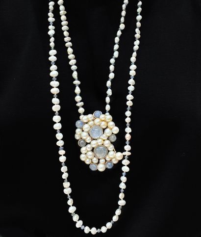 null Lot composé d’un pendentif clip en or 750 (18K) orné de cabochons et perles...