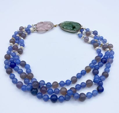 null Collier composé de 3 rangs de perles de calcédoine bleue alternées de quartz...