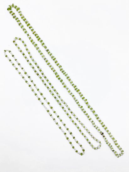 null Lot composé de 3 sautoirs ornés de perles de péridots alternées de perles de...