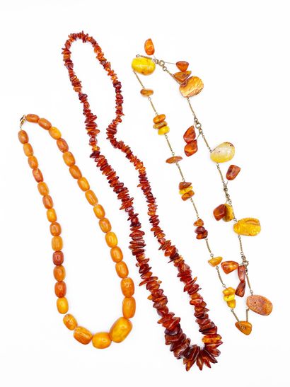null Lot composé de 4 sautoirs en perles d’ambre et métal, l’un des colliers constitué...