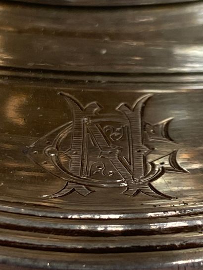 null 
SAUCIÈRE en argent, à bords chantournés, les prises feuillagées, monogramme...