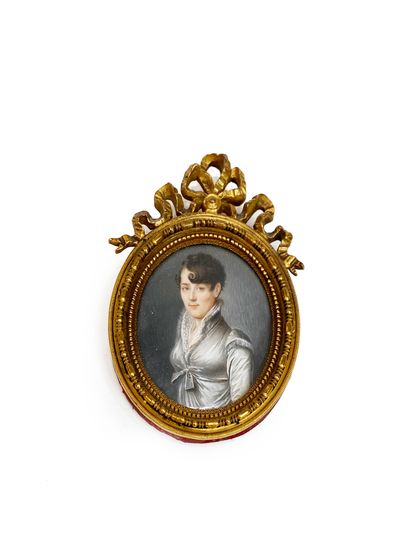 null ÉCOLE FRANÇAISE DU XIXE SIÈCLE Miniature de femme Cadre de style Louis XVI H_6...