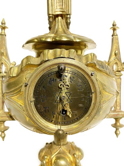null Horloge en bronze de style Néogothique. Cadran, index en hébreu. H_30 cm L_15...