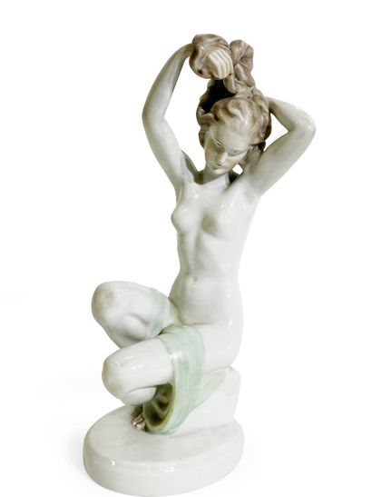 null Ensemble comprenant : 

- Une figurine en porcelaine. H_24 cm Rosenthal 

–...
