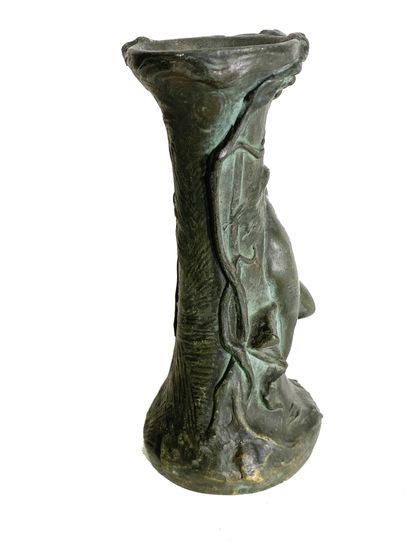 null Ensemble comprenant : 

- Un vide poche, Style Art Nouveau L_18 cm 

– Un vase...