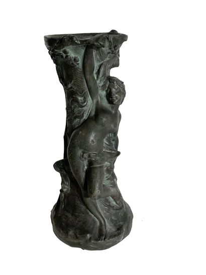 null Ensemble comprenant : 

- Un vide poche, Style Art Nouveau L_18 cm 

– Un vase...