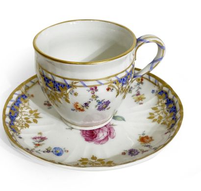 null Ensemble comprenant : 

- Une figurine en porcelaine. H_24 cm Rosenthal 

–...