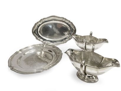 null Lot in silver plated metal including a pair of sauce boats, a round dish and...