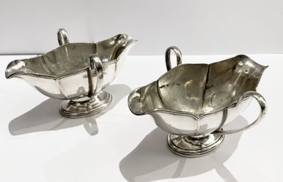 null Lot in silver plated metal including a pair of sauce boats, a round dish and...