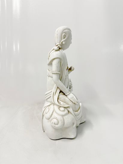 CHINE 
 XIXe siècle. Statuette de Manjusri en porcelaine dite Blanc de Chine, assis...