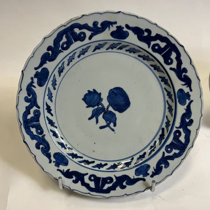 null CHINE - XVIIIE SIECLE ET XIXE SIECLE. ENSEMBLE en porcelaine bleu-blanc : plat...