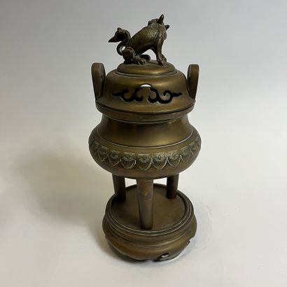 null CHINE - VERS 1900. BRULE-PARFUM tripode en bronze dépatiné, la panse orné d'une...