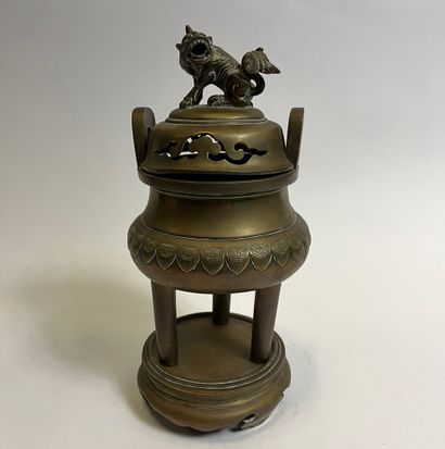 null CHINE - VERS 1900. BRULE-PARFUM tripode en bronze dépatiné, la panse orné d'une...