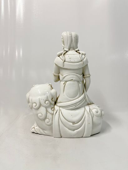 CHINE 
 XIXe siècle. Statuette de Manjusri en porcelaine dite Blanc de Chine, assis...