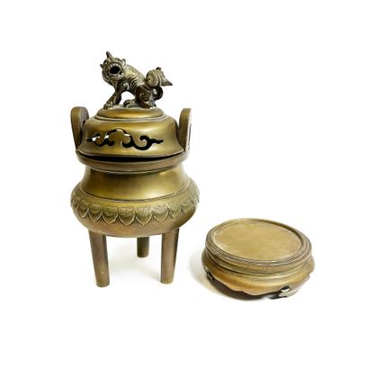 null CHINE - VERS 1900. BRULE-PARFUM tripode en bronze dépatiné, la panse orné d'une...