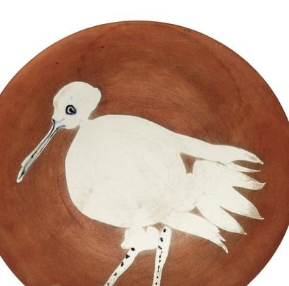 PABLO PICASSO (1881-1973) Oiseau marchant tête baissée, n°86 Assiette en céramique....