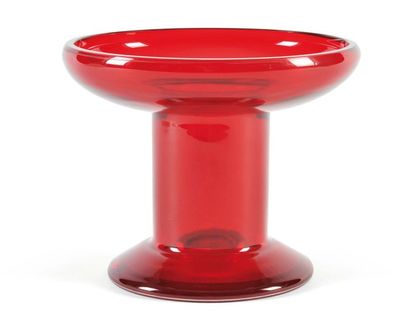 null vase en verre rouge à bords évasé, le fût cylindrique terminé par un pied évasé....