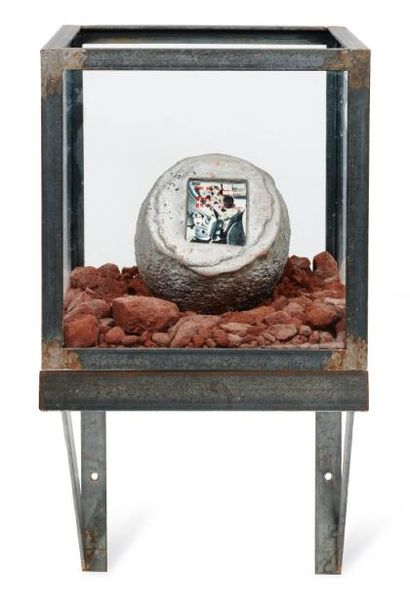 Chen Zhen (1955-2000) Eruption future, 1992 boîte en verre, acier, bauxite, photographie...