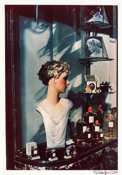 Gisèle Freund (1912-2000) Vitrine de coiffeur, 1938 Photographie - tirage couleurs...