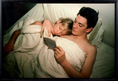 Nan Goldin (née en 1953) Patrick & Terri Reading Baudelaire, New York, 1987 cybachrome....